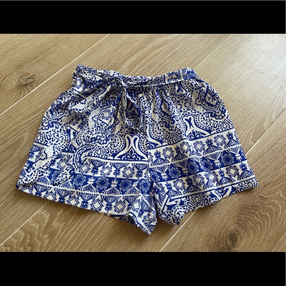Blue & White shorts with POCKETS! 💙
